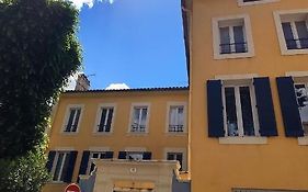 A Deux Pas Du Theatre
